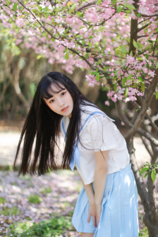 孙尚香站在凳子上辅导刘禅写作业